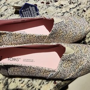 TOMS Women's Leopard Print Slip-On Shoes